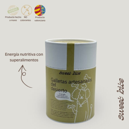 Vista frontal del envase de galletas artesanales para perros del desierto, resaltando su aporte de energía nutritiva a base de superalimentos. Incluye los distintivos de elaboración artesanal valenciana y ausencia de colorantes.