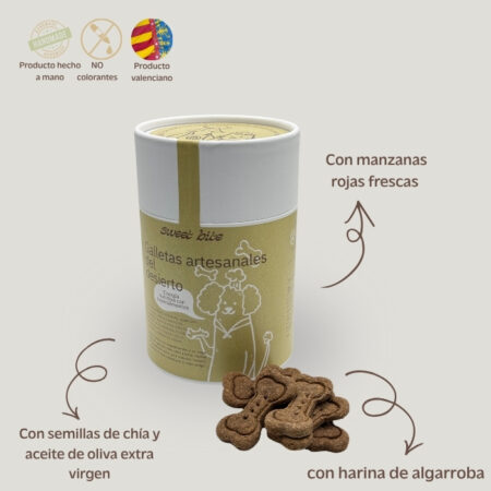 Envase cilíndrico de galletas artesanales para perros del desierto junto a varios snacks en forma de hueso. Se destacan ingredientes como manzanas rojas frescas, semillas de chía, aceite de oliva extra virgen y harina de algarroba, acompañados de los sellos de producto hecho a mano, sin colorantes y de origen valenciano.