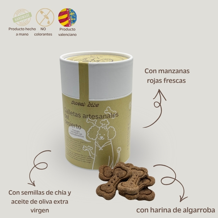 Galletas Artesanales para Perros del Desierto Envase cilíndrico de galletas artesanales para perros del desierto junto a varios snacks en forma de hueso. Se destacan ingredientes como manzanas rojas frescas, semillas de chía, aceite de oliva extra virgen y harina de algarroba, acompañados de los sellos de producto hecho a mano, sin colorantes y de origen valenciano.