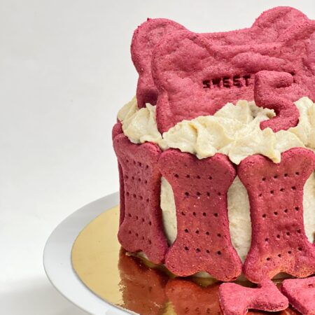 Tarta artesanal de cumpleaños para perros decorada por repostera canina, con galletas de remolacha y crema, disponible en tienda de Vila-real Castellón