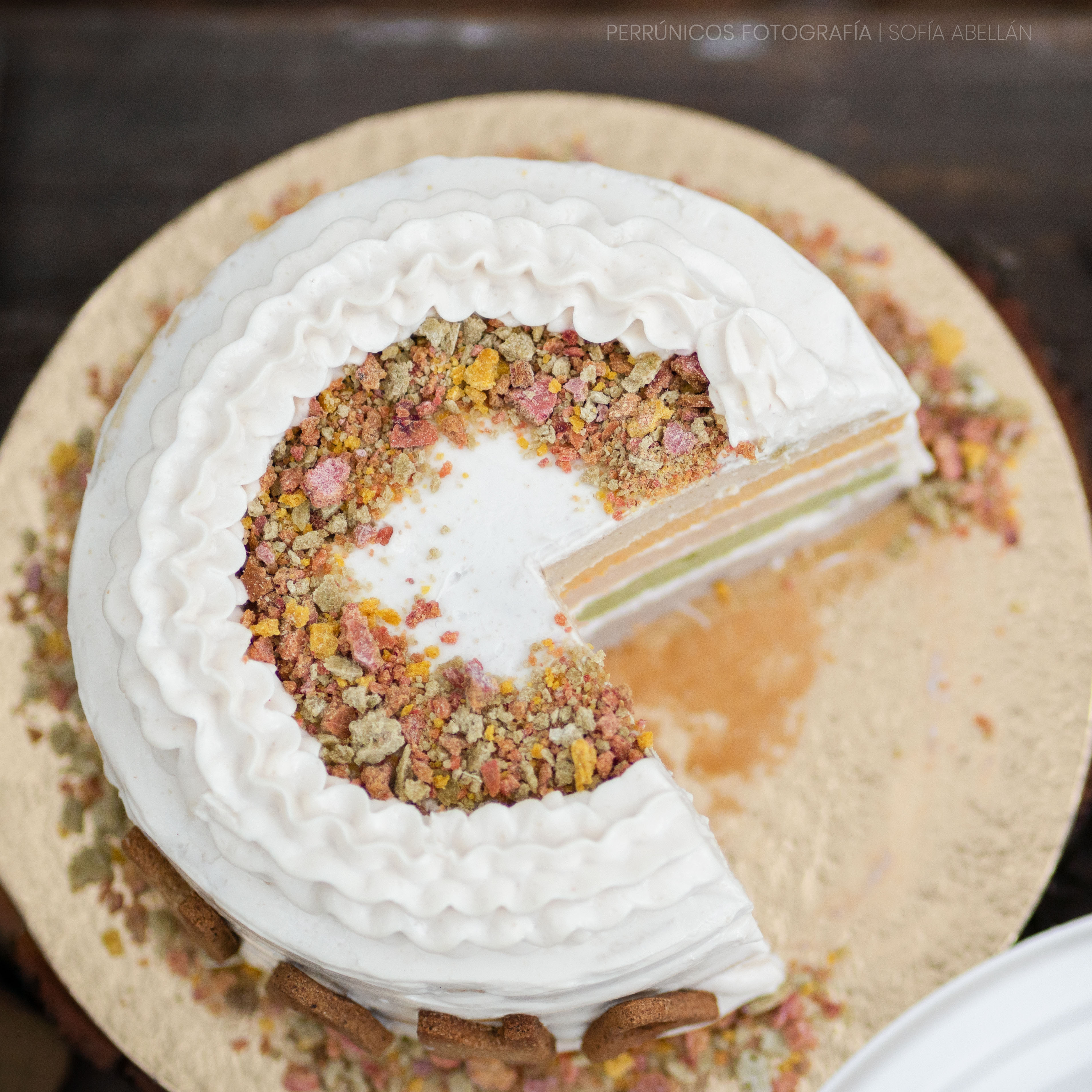 Tarta para perro de arcoíris con colorantes naturales e ingredientes saludables, decorada por repostería canina gourmet.