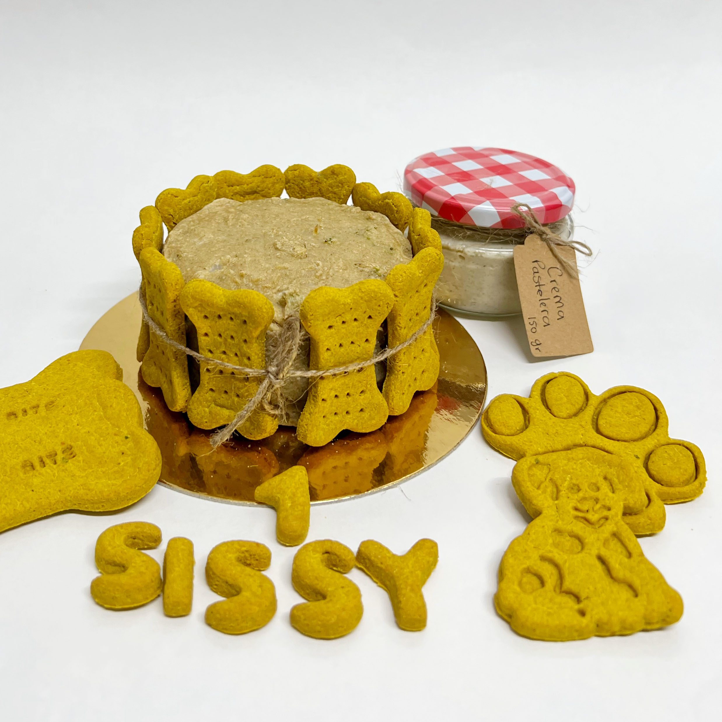Tarta Cookiesdog Sissy Envío Tarta cumpleaños para perro decorada con galletas amarillas de la calabaza y la cúrcuma, con crema pastelera, galletas del nombre y años. Ingredientes pavo y brócoli