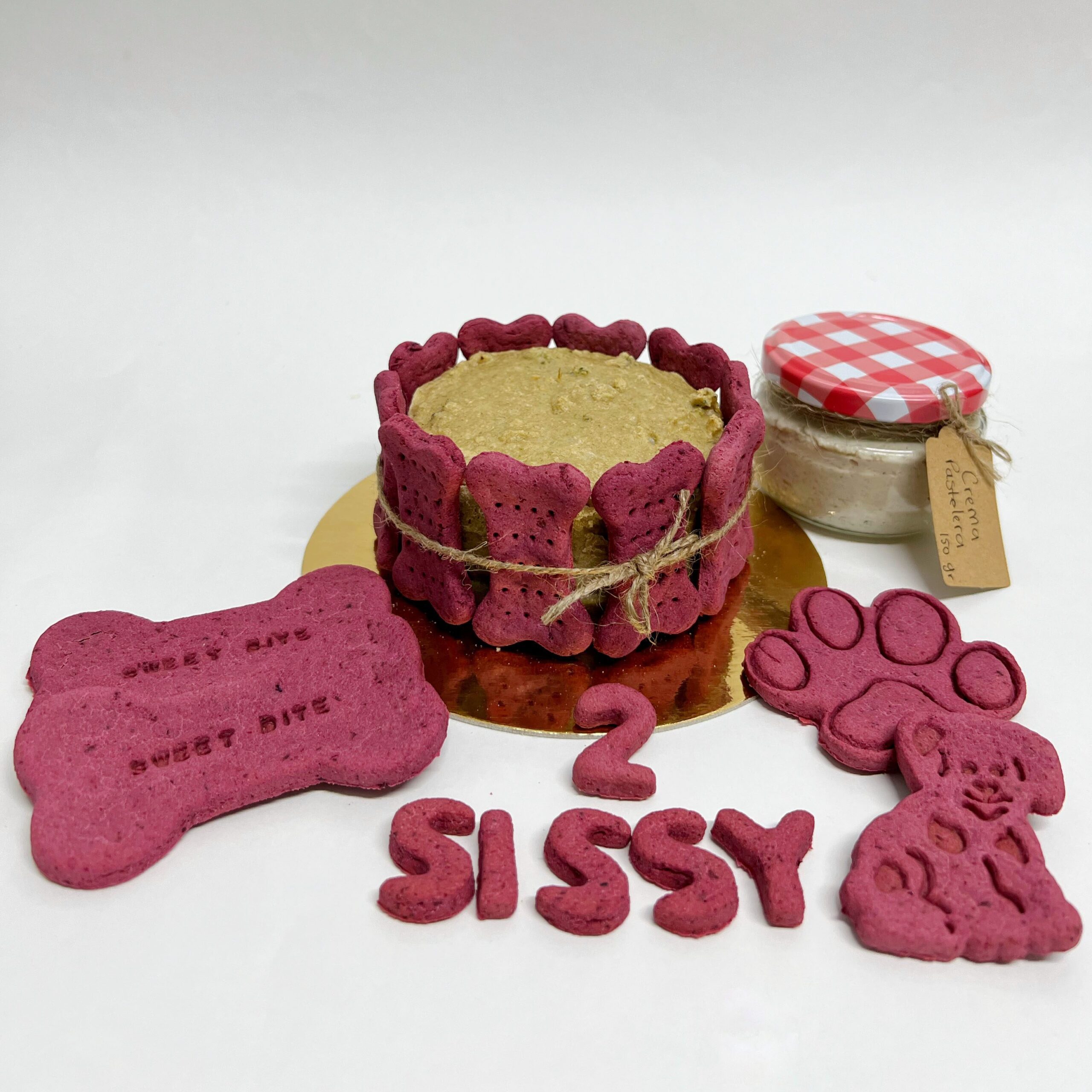 Tarta Cookiesdog Sissy Envío Tarta de cumpleaños artesanal para perro hecha de pavo y brócoli con galletas rojas de remolacha y miel, nombre personalizado, número de años y crema pastelera para decorar en casa. Envío a domicilio.