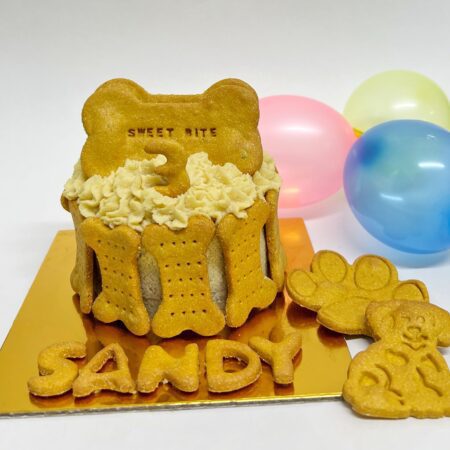 tarta hipoalergénica para perros decorada por Repostería canina, con ingredientes naturales sin alérgenos ni proteínas.