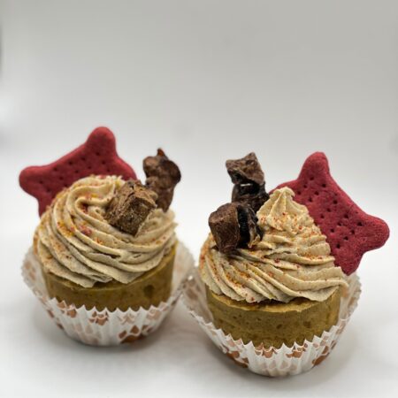 2 cupcakes para perro con ingredientes naturales decorados con crema pastelera apta para perros, snack deshidratado y galleta para perro.