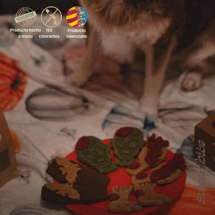 Pack de Galletas de Algarroba para Perros - Edición Tumba Halloween Surtido de galletas de algarroba para perros en Halloween con formas terroríficas, destacando nuestros sellos de producto artesanal valenciano y sin colorantes.