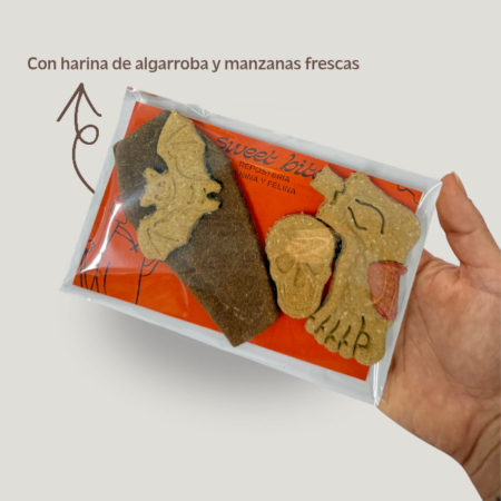 Pack transparente con galletas de algarroba para perros en Halloween, con diseño de tumba y calavera, elaboradas con manzanas frescas.