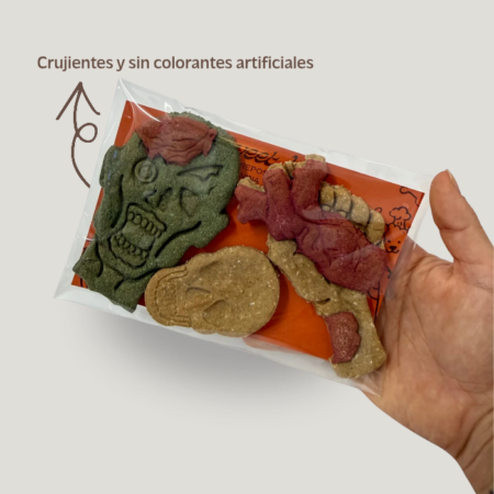 Presentación en pack de las galletas naturales de Halloween para perros, que incluye terroríficos diseños de zombie y calavera. Snacks crujientes, elaborados con espirulina y sin colorantes artificiales.
