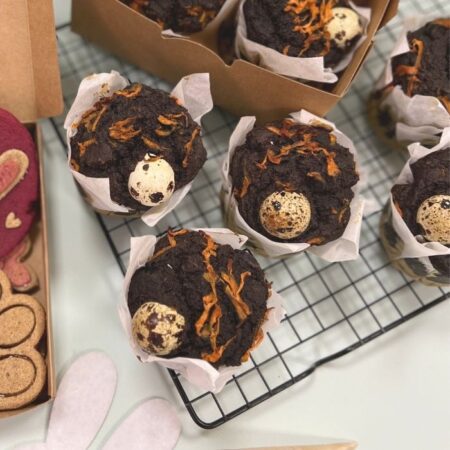 Mona de pascua para perros. Cupcake artesanal esponjoso con zanahoria rallada y huevo de codorniz.